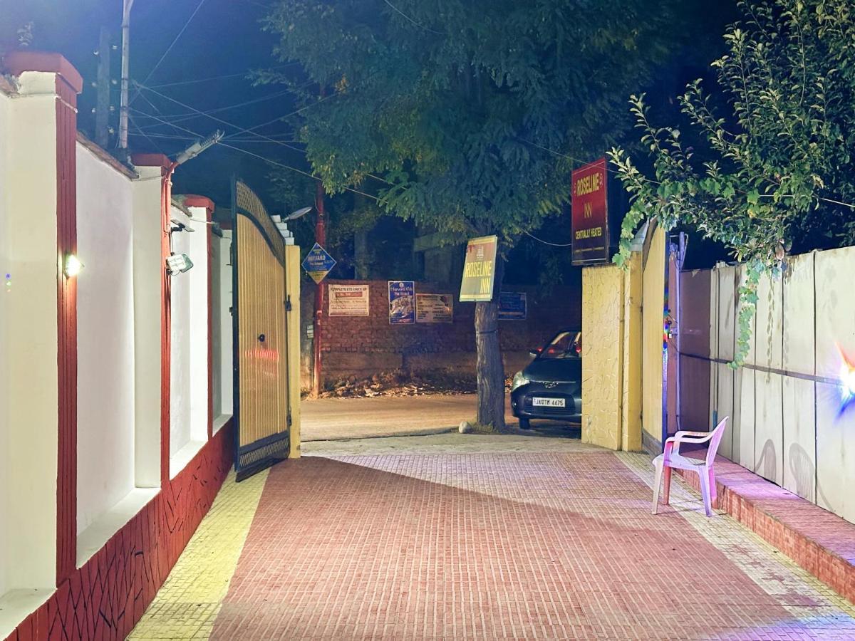 Roseline Inn Srinagar  Ngoại thất bức ảnh